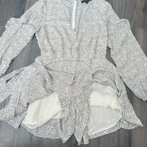 NWOT Women’s Romper with Polka Dots Black White Ruffled Hem Balloon Sleeves Sz M - Picture 4 of 12